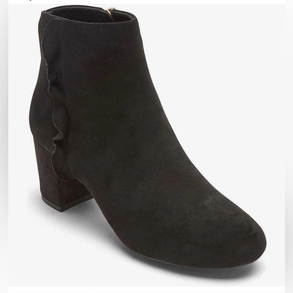 Elegant Black Women's  Rockport Total
Motion Oaklee Ruffle Ankle Bootie Size 5